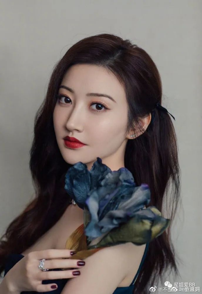 整容|她居然公开了自己整容的黑历史？