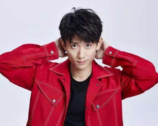 张一山|张一山情史：成名太早的负担