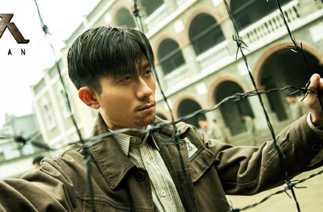 张一山|张一山情史：成名太早的负担