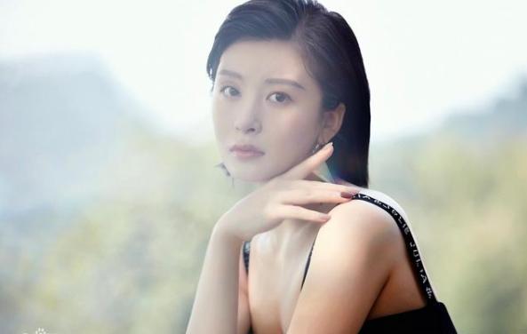 张一山|张一山情史：成名太早的负担