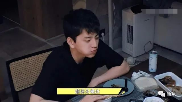 马思纯|马思纯这次真的病了？3天胖8斤，现身精神病医院，药不离身…