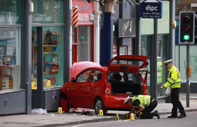 人行道|这车咋开的？英国91岁“老司机”，开车冲上人行道撞死3岁男童