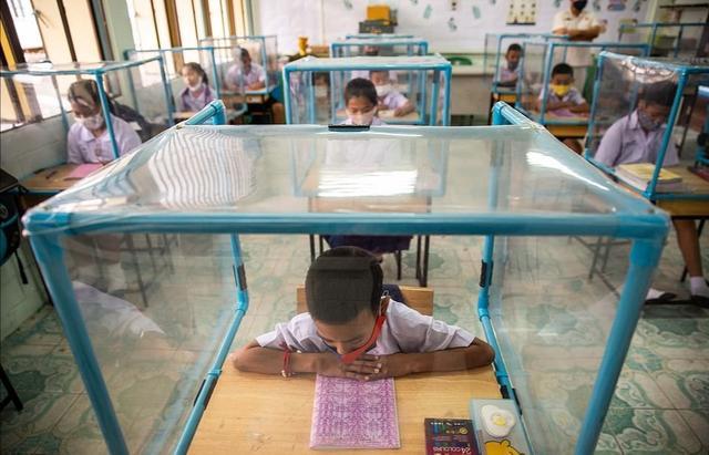 社交距离|来抄作业！全世界最严格的社交距离，是泰国孩子们在塑料笼里上课