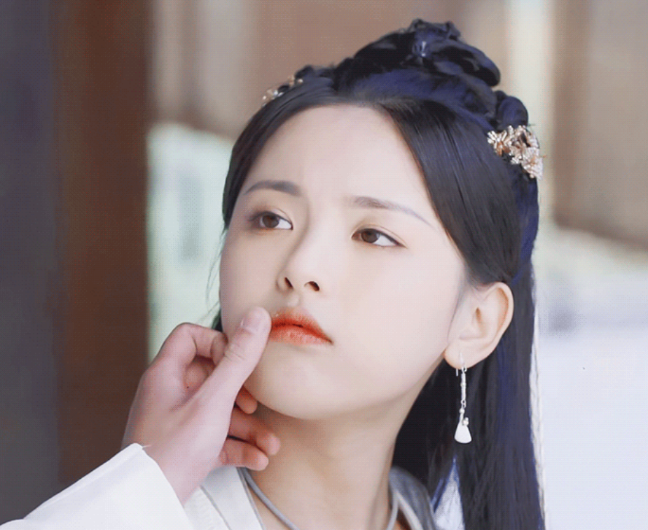 且听凤鸣|《且听凤鸣》开播，别看杨超越唱跳不行，演技却挺灵