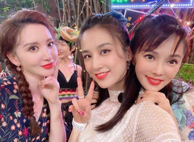 赵丽颖|赵丽颖最大的问题，不是盘里扒拉菜，是粉丝认为可爱的“补刀”