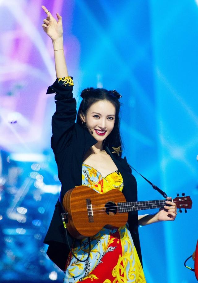 赵丽颖|赵丽颖最大的问题，不是盘里扒拉菜，是粉丝认为可爱的“补刀”