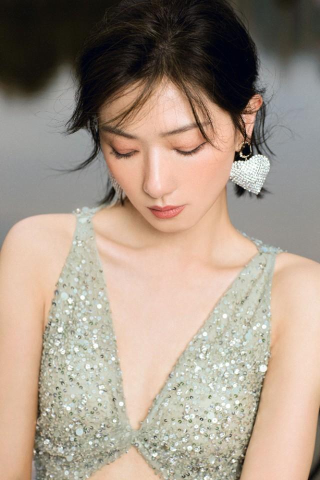 赵丽颖|赵丽颖最大的问题，不是盘里扒拉菜，是粉丝认为可爱的“补刀”