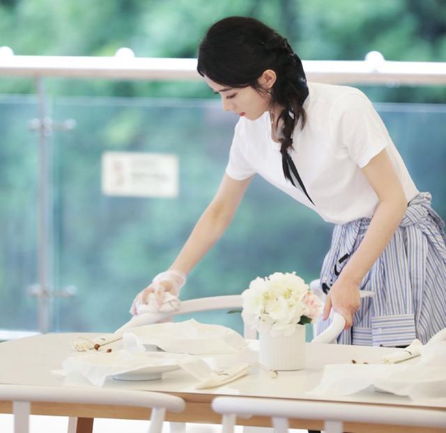 赵丽颖|赵丽颖最大的问题，不是盘里扒拉菜，是粉丝认为可爱的“补刀”