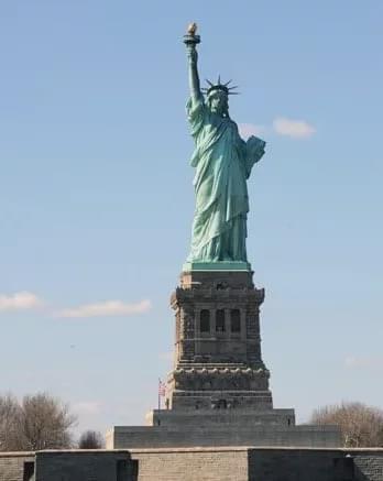 薛林兴|薛林兴为“和平”铸造一座独特的雕塑