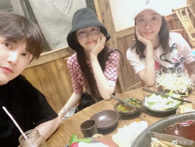 唐嫣|娱乐早报 | 唐嫣孙坚聚餐罗晋亲自选店袁咏琳自曝遭遇车祸