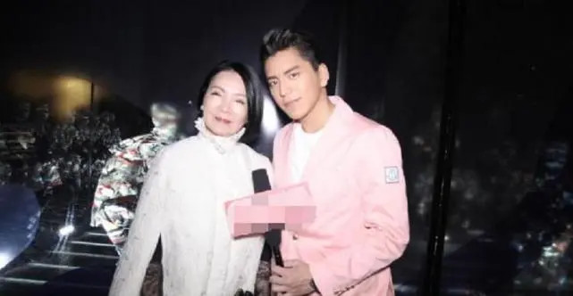 唐嫣|娱乐早报 | 唐嫣孙坚聚餐罗晋亲自选店袁咏琳自曝遭遇车祸