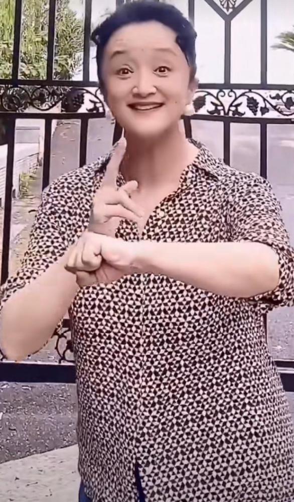 杨昆|56岁老戏骨杨昆也爱露脐装？跳舞衣服扣子突然挣开，本人忙解释