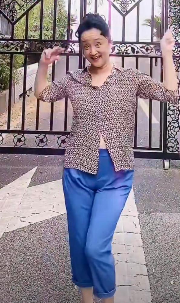 杨昆|56岁老戏骨杨昆也爱露脐装？跳舞衣服扣子突然挣开，本人忙解释