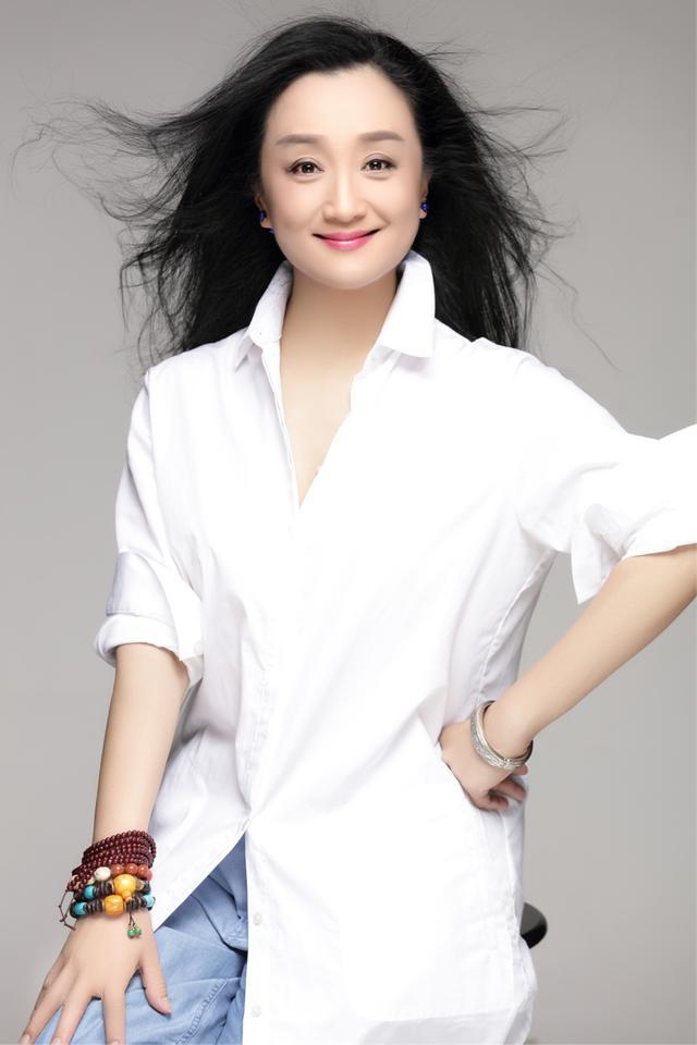 杨昆|56岁老戏骨杨昆也爱露脐装？跳舞衣服扣子突然挣开，本人忙解释