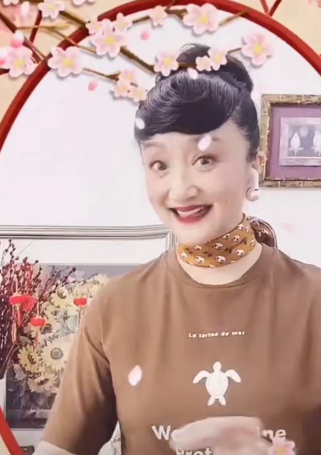 杨昆|56岁老戏骨杨昆也爱露脐装？跳舞衣服扣子突然挣开，本人忙解释