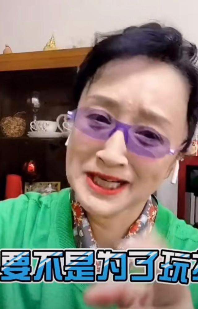 杨昆|56岁老戏骨杨昆也爱露脐装？跳舞衣服扣子突然挣开，本人忙解释