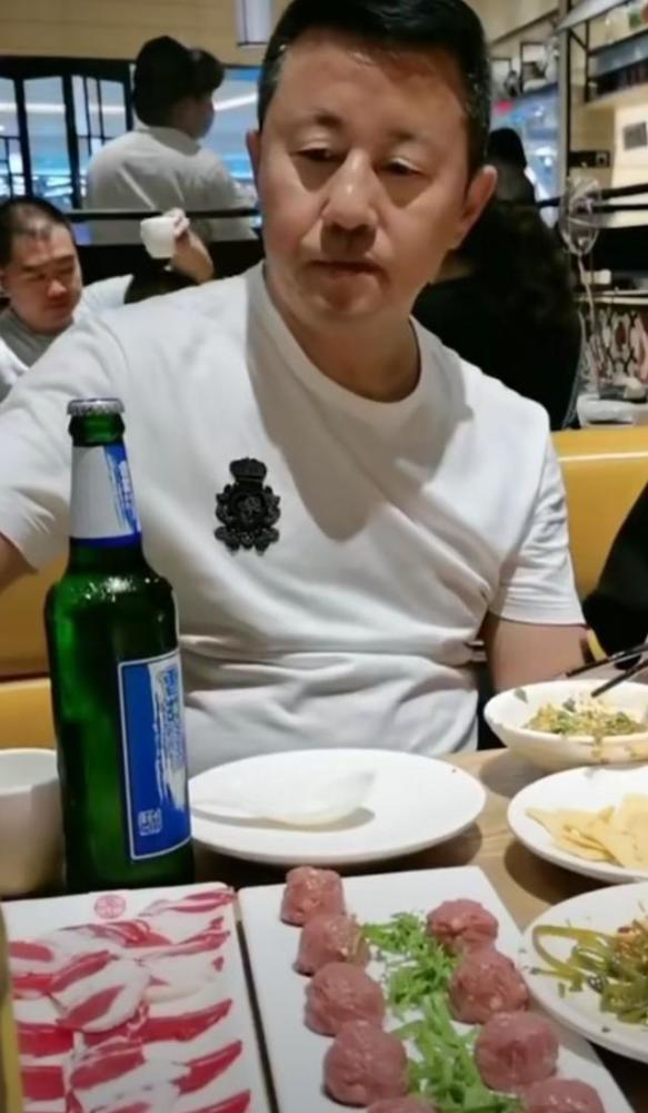 王长贵|56岁王长贵带老婆吃饭，小19岁娇妻被质疑整容？还撞脸赵本山女儿