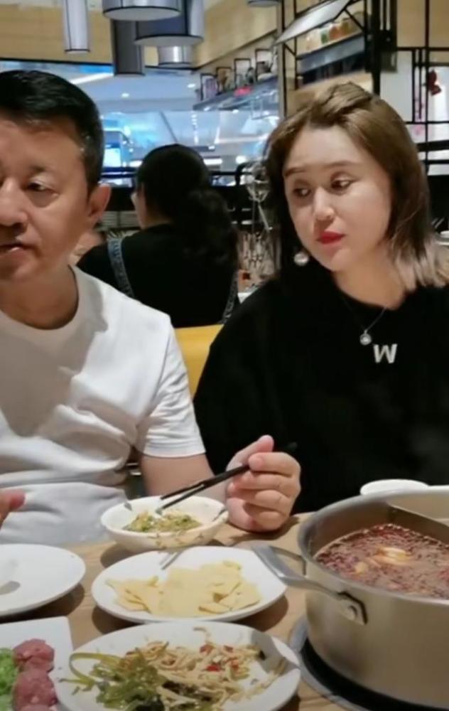 王长贵|56岁王长贵带老婆吃饭，小19岁娇妻被质疑整容？还撞脸赵本山女儿
