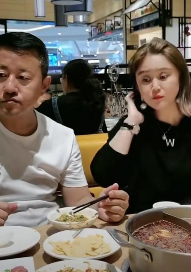 王长贵|56岁王长贵带老婆吃饭，小19岁娇妻被质疑整容？还撞脸赵本山女儿