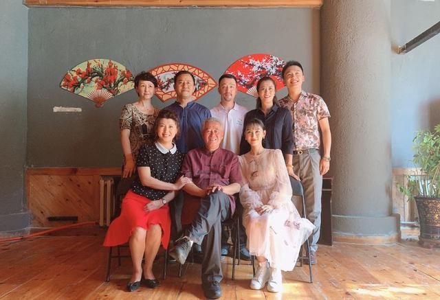 王长贵|56岁王长贵带老婆吃饭，小19岁娇妻被质疑整容？还撞脸赵本山女儿