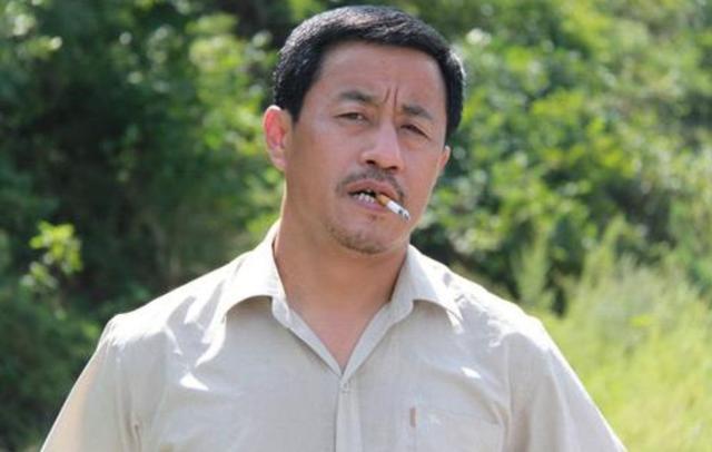 王长贵|56岁王长贵带老婆吃饭，小19岁娇妻被质疑整容？还撞脸赵本山女儿