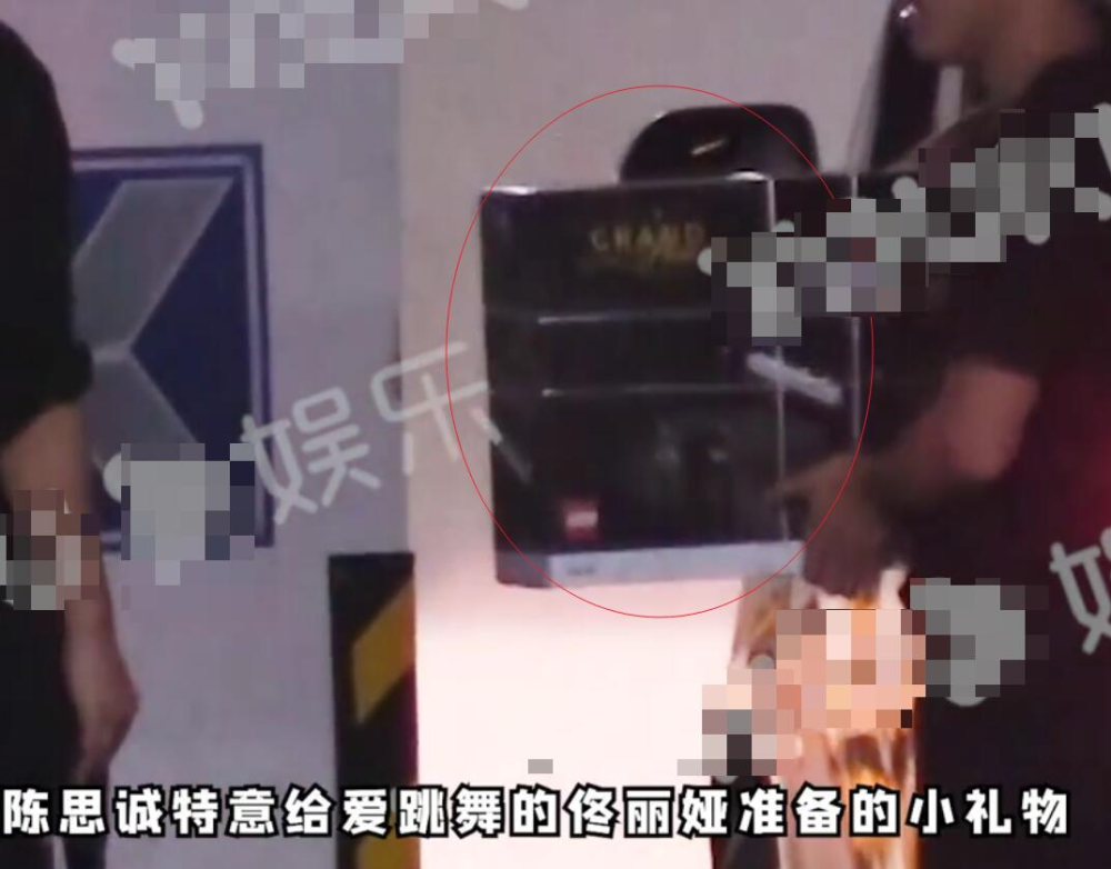 陈思诚|陈思诚深夜探班佟丽娅，身材臃肿显油腻，还为丫丫准备贴心礼物