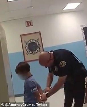 美国8岁男孩在学校打架 被警察逮捕时带上手铐 还说你要入狱 引网友愤怒 腾讯新闻