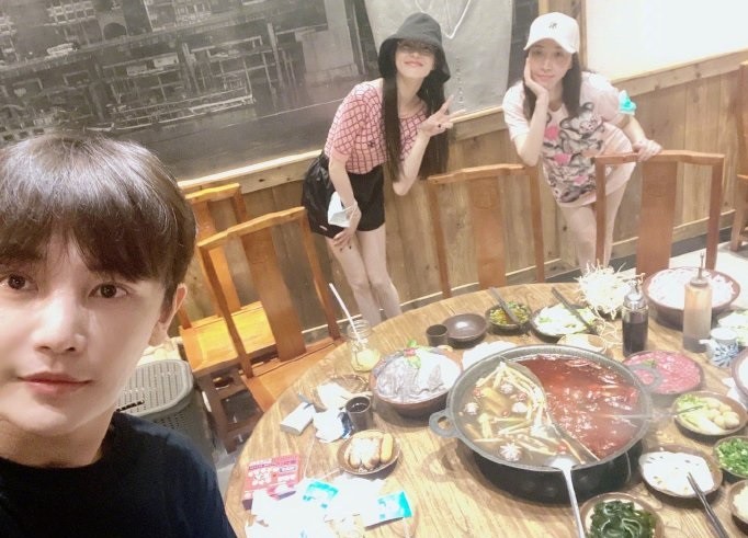 唐嫣|孙坚和唐嫣聚会吃火锅，罗晋亲自下订单，神仙关系令人羡慕