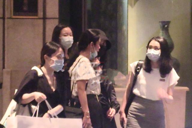 赵丽颖|赵丽颖与李冰冰妹妹李雪聚会，破解约谣传，两人相谈甚欢心情极佳