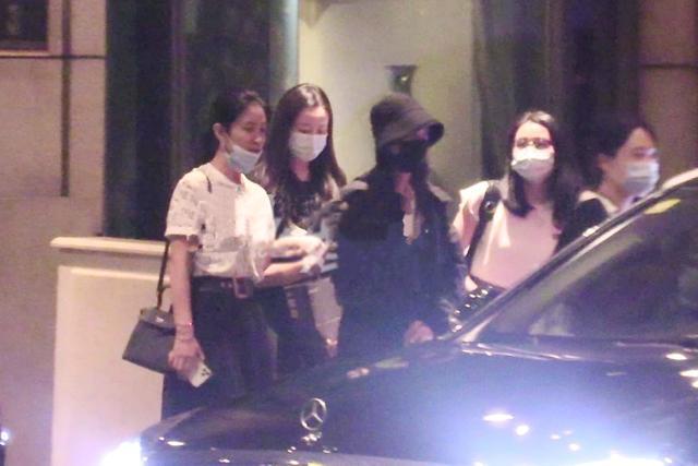 赵丽颖|赵丽颖与李冰冰妹妹李雪聚会，破解约谣传，两人相谈甚欢心情极佳