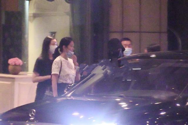 赵丽颖|赵丽颖与李冰冰妹妹李雪聚会，破解约谣传，两人相谈甚欢心情极佳