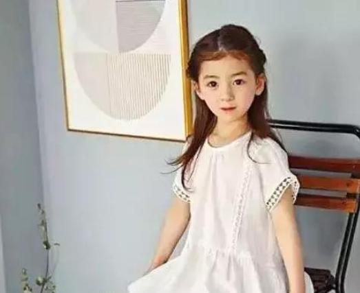 大s女儿"公主坐"火遍网络,网友夸赞:有教养的孩子才真高贵