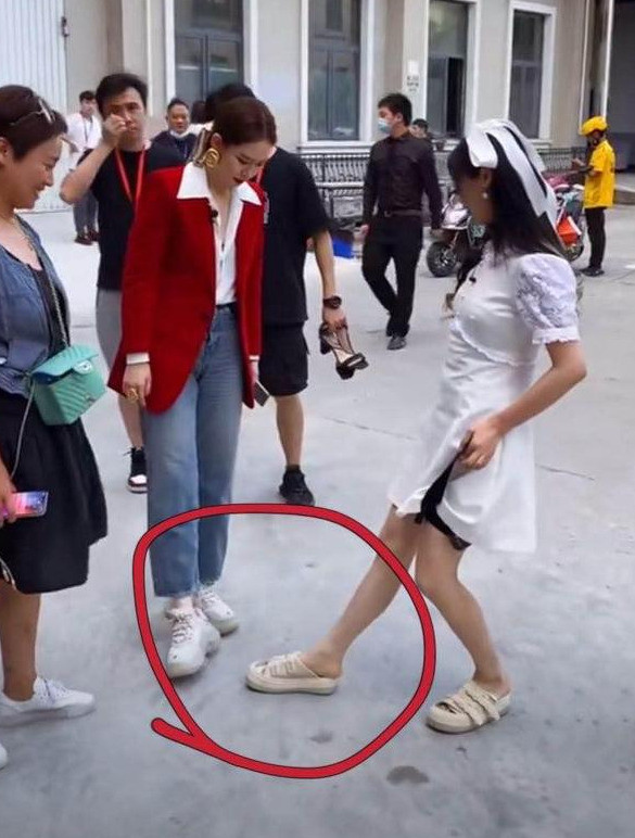 偶遇杨超越戚薇录节目两人现场比脚大离开滤镜身材亮了