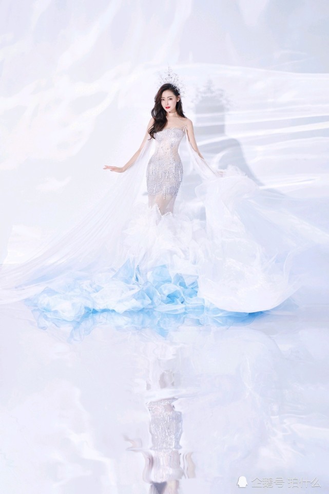 张天爱身穿亮钻薄纱礼裙,灿若繁星,熠熠翩翩,亭亭玉立,宛若仙女下凡!