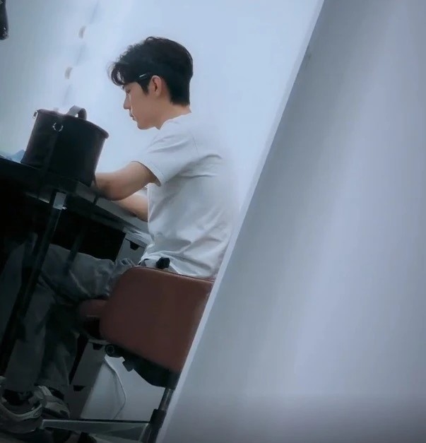 肖战|肖战回归视频：2分钟不到获得3000万播放，同款衣服被疯抢