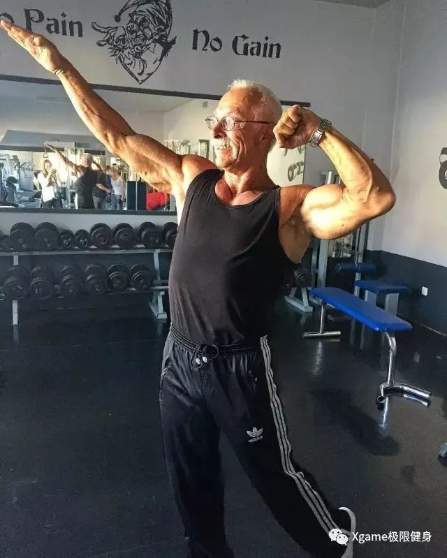 76岁肌肉爷爷人老魅力大:身边美女如云,还带小情人健身