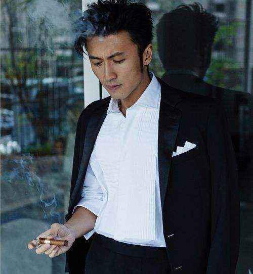谢霆锋到底有多帅?当他穿黑色衬衫把刘海梳起来时,太羡慕王菲了