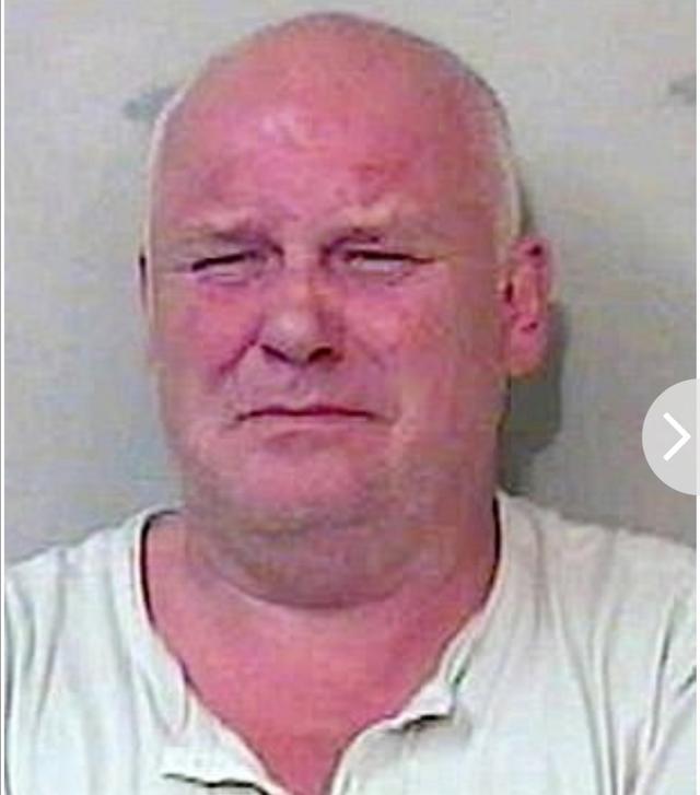 大卫·奥克斯|19岁英国少女的噩梦：恶魔继父家暴枪杀母亲和2岁妹妹，警察失职