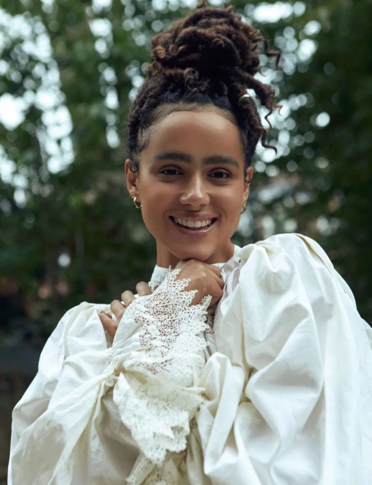 组图:"权游"颜值担当 女星娜塔莉·伊曼纽尔黑白写真大片_腾讯新闻