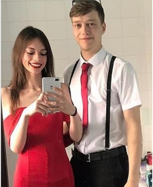 大卫·奥克斯|19岁英国少女的噩梦：恶魔继父家暴枪杀母亲和2岁妹妹，警察失职