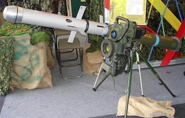 高速快艇和全地形车在内的多种军用武器装备,而且连防水作战靴这类