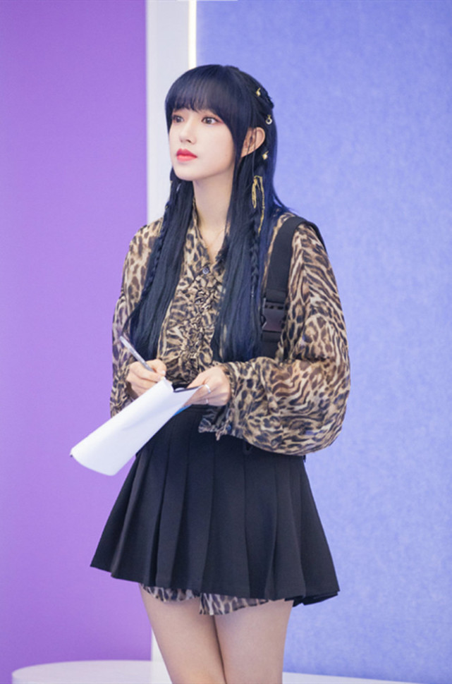 程潇瘦身成功后很敢穿拿jk裙搭水银靴哪知成全场最潮的