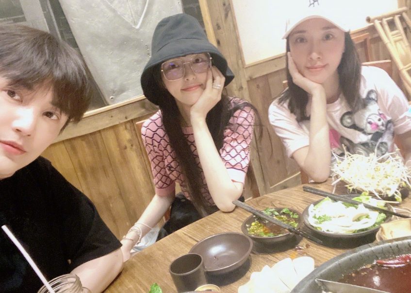 唐嫣|孙坚吃火锅前自拍，合照中的唐嫣成亮点，这少女模样是认真的吗？