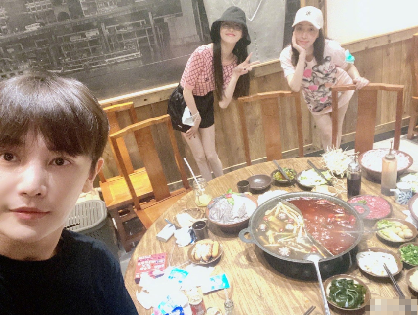 唐嫣|孙坚吃火锅前自拍，合照中的唐嫣成亮点，这少女模样是认真的吗？