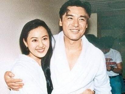 钟镇涛|钟镇涛大女儿钟嘉晴结婚，钟镇涛将女儿的手交给女婿，转身落泪令人感触万分