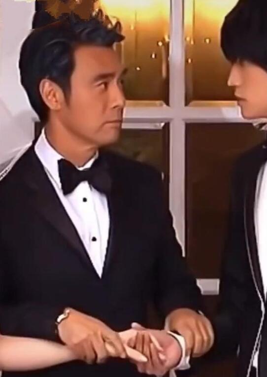 钟镇涛|钟镇涛大女儿钟嘉晴结婚，钟镇涛将女儿的手交给女婿，转身落泪令人感触万分