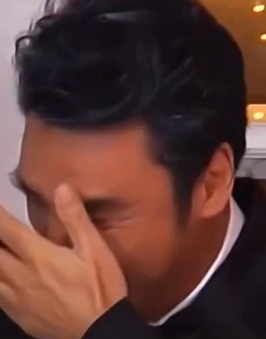 钟镇涛|钟镇涛大女儿钟嘉晴结婚，钟镇涛将女儿的手交给女婿，转身落泪令人感触万分