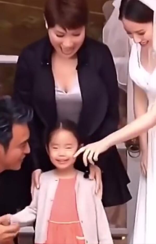 钟镇涛|钟镇涛大女儿钟嘉晴结婚，钟镇涛将女儿的手交给女婿，转身落泪令人感触万分