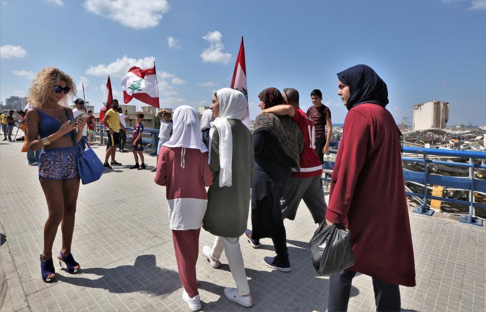 黎巴嫩_社会|黎巴嫩爆炸地成网红打卡处 游客蜂拥而至 搔首弄姿拍照留念