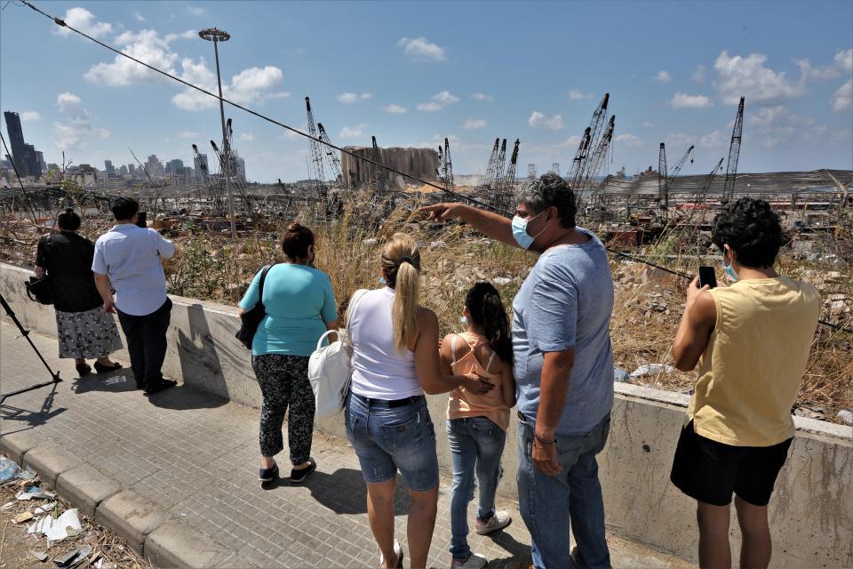 黎巴嫩_社会|黎巴嫩爆炸地成网红打卡处 游客蜂拥而至 搔首弄姿拍照留念